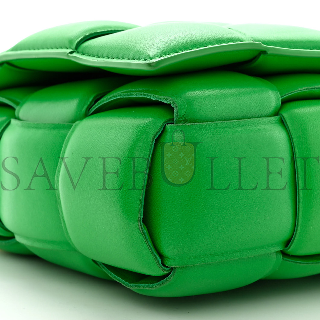 bo*te*ga Ve*ne*ta lambskin maxi intreccio padded chain cassette crossbody bag grass (25*16*6cm)