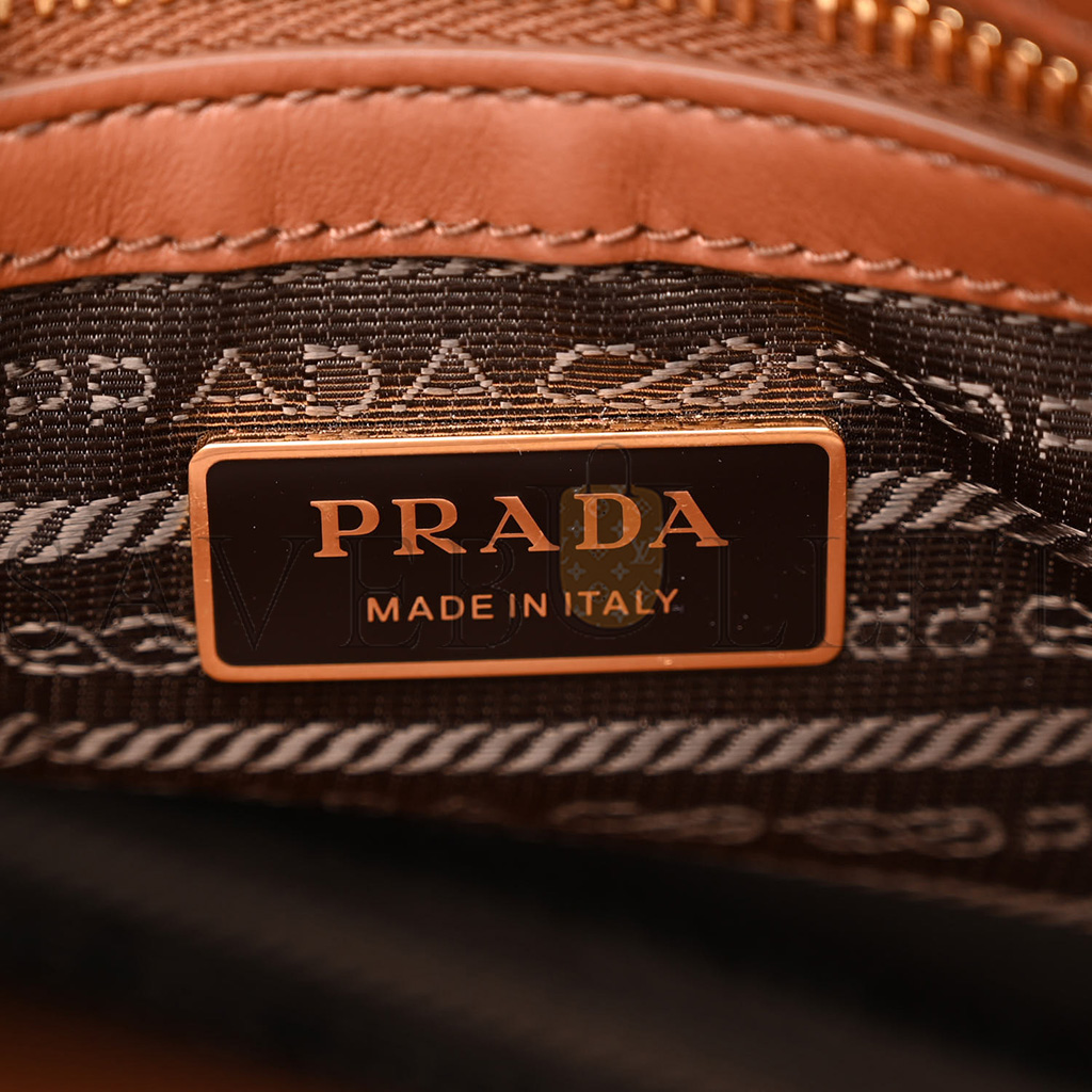 Pra*a jacquard saffiano triangolo symbole embroidered small tote tobacco talco (28*22*9cm)