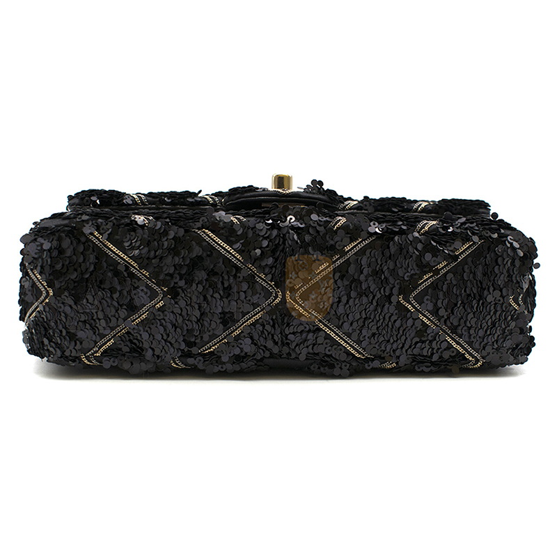Ch**el classic flap bag in chevron chain & sequin with black calfskin lining and gold hardware (21*14*8cm)