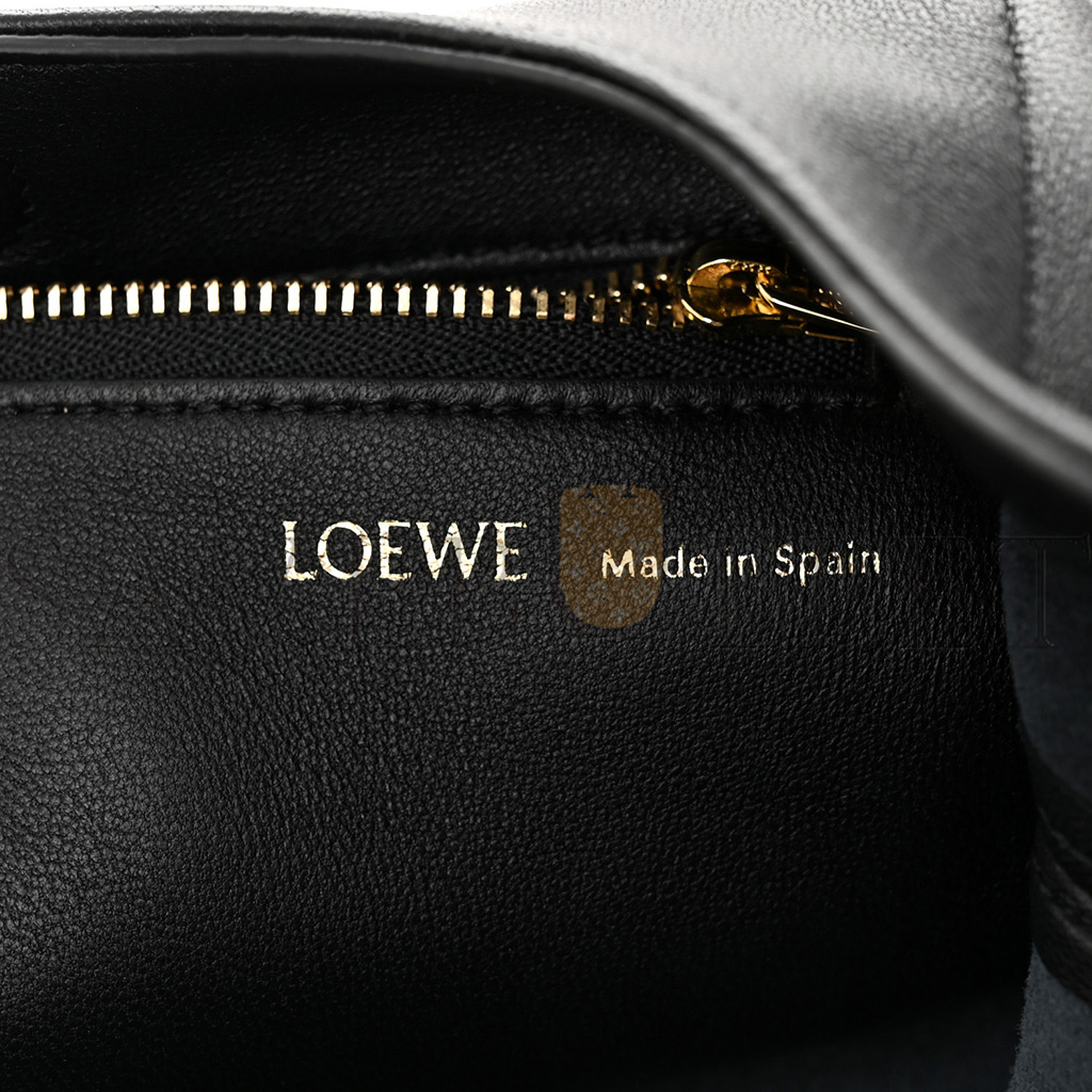 l*ew* nappa medium squeeze bag black (29*20*11cm)